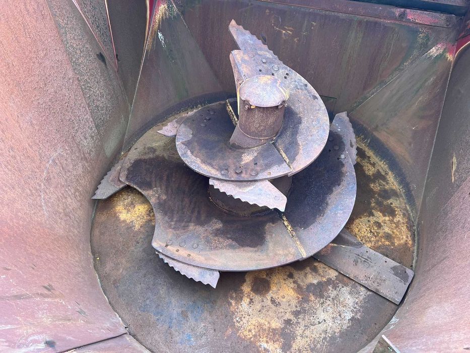 Remorca tehnologica / furajera BVL - 12 m³  ( electric si hidraulic )