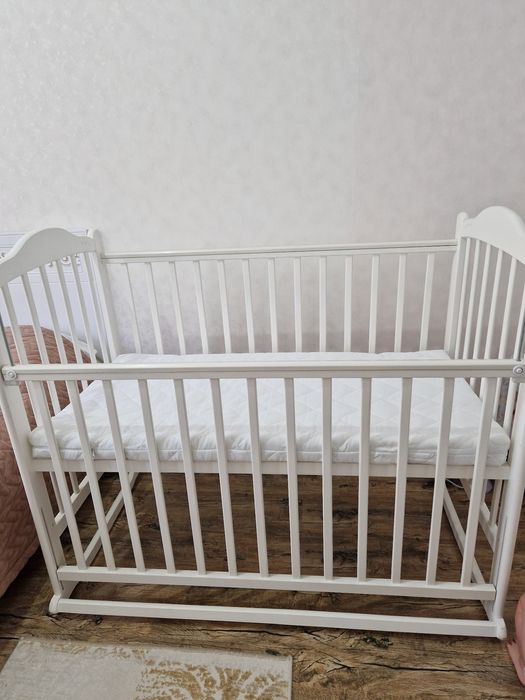 Детская кроватка белая