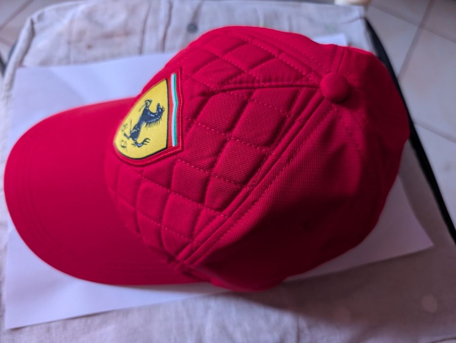 Șapcă Scuderia Ferrari originală, nouă model matlasat.