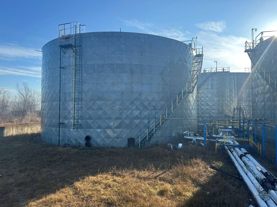 Vindem depozitul de bitum din Onești