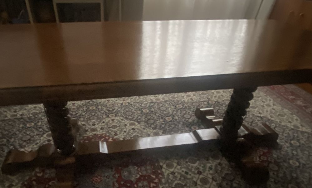 Резбована холна маса