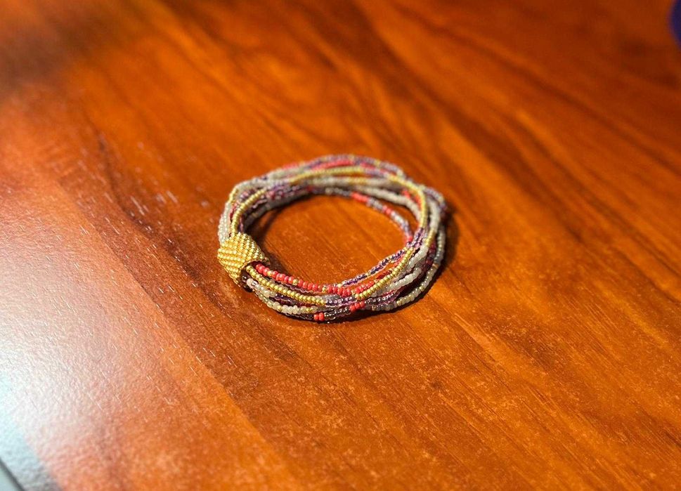 Brățară Handmade Multistratificată – Mix Vibrant de Mărgele și Detalii Aurii