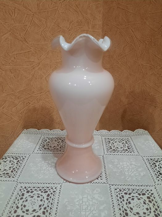 Винтажная, красивая  фигурная ваза из двухслойного молочного  стекла.