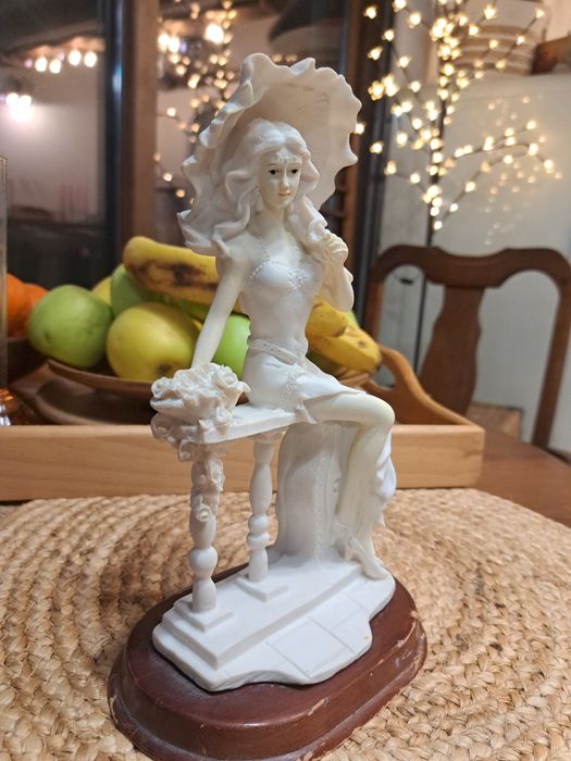 Статуетка от полирезин.