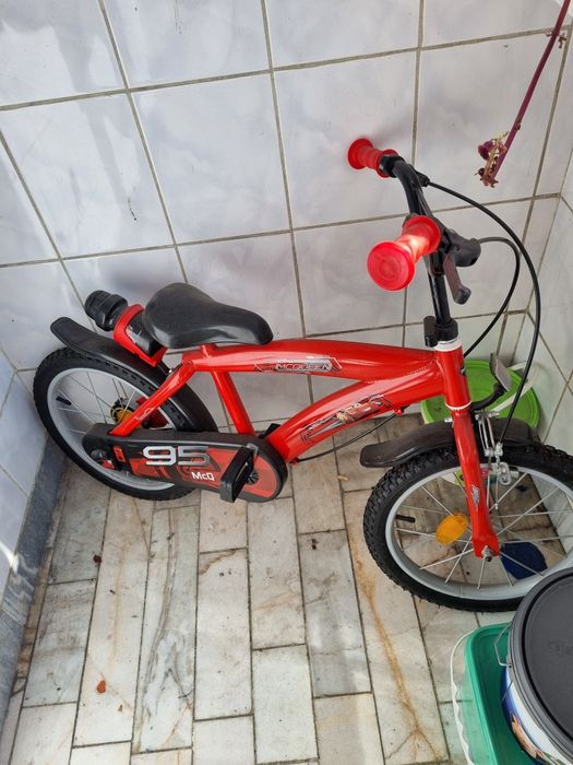 Vând bicicleta copii Disney cars 16 inch