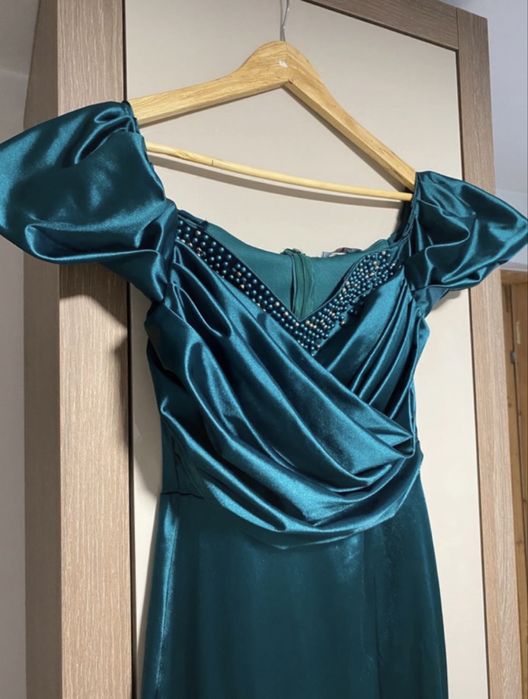 Rochie lungă verde smarald cu crepeu