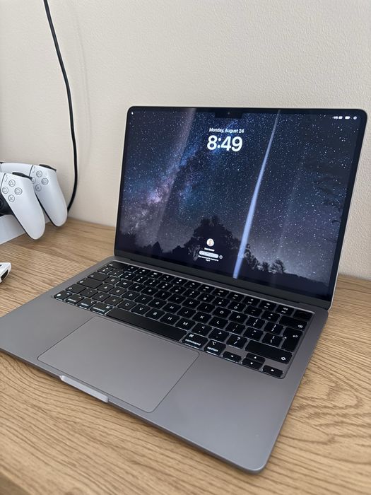 Macbook air m3 13" 2024 / 8 GB RAM / 256 GB storage