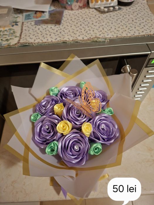 Buchete de trandafiri din satin