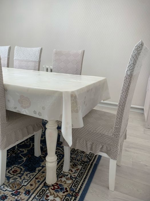 Стол и стулья в гостиную