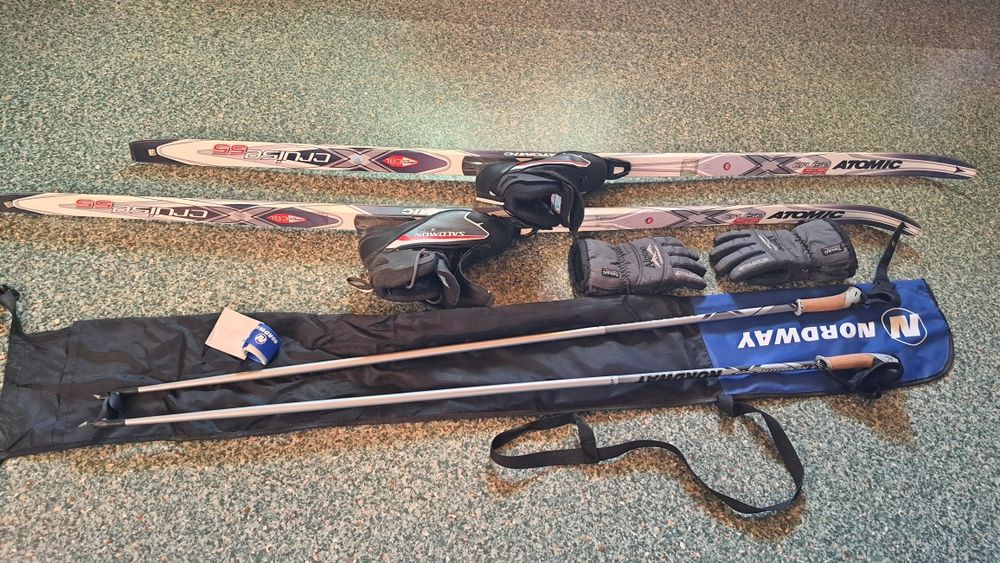 Продам комплект беговых лыж.