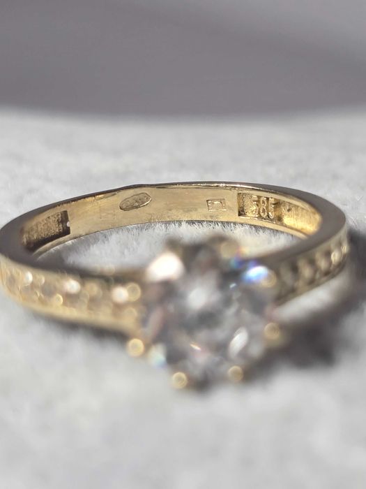 Inel Damă cu Piatră Mare și Pietricele din Aur 14K – Eleganță și Strălucire
