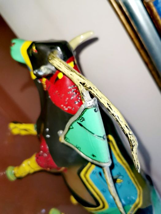 Парад на кравите CowParade Салвадор Каули крава арт фигура акрил колаж