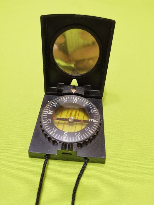 Продавам два компаса