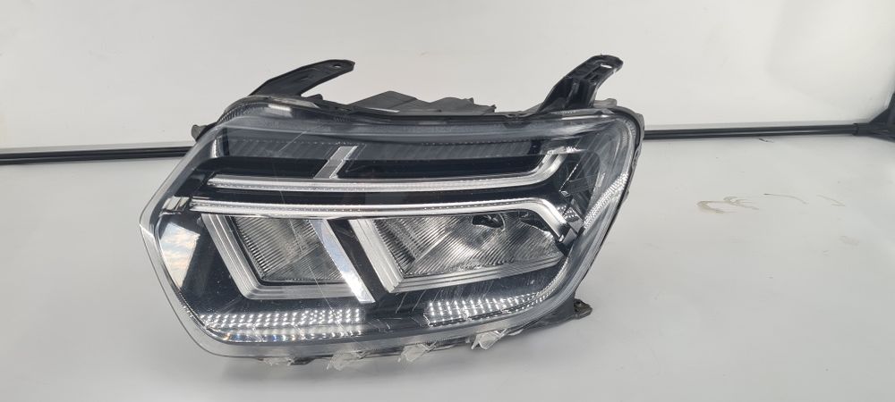 Far stanga Dacia Duster II Facelift 2021-2024 cod  260602515R