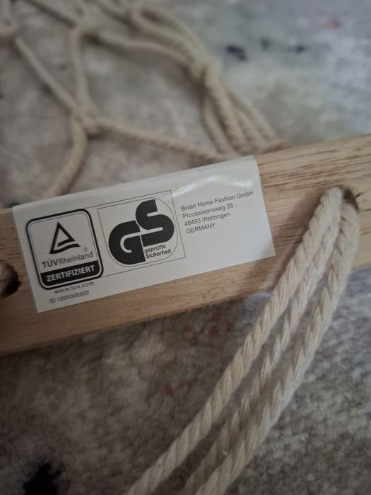 Hamac suspendat din lemn și frânghie