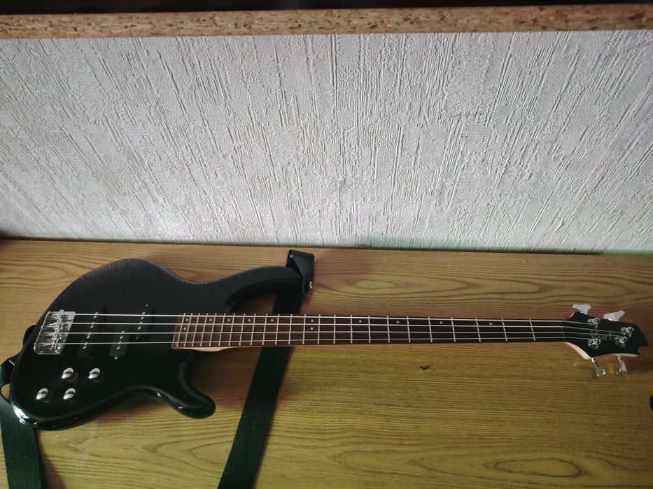 Продам басс Cort action bass plus