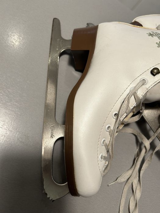 Продавам кънки за лед Botas Stella 250