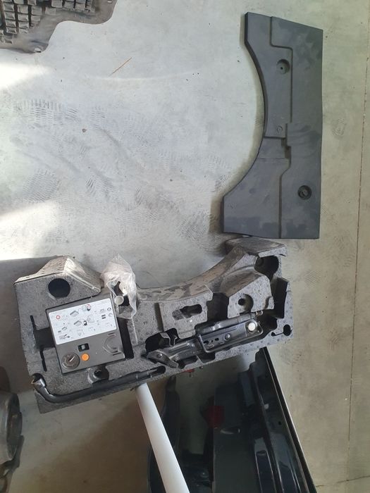 Vând kit roată  rezervă  Vw Passat B7,  compresor  ,soluție ,cric etc