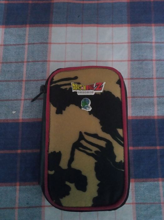 глобус и кубче на Рубик и несесер