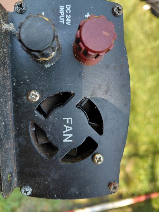 Vând Barcă Fishman 350 preț 300ron. Role Oxelo mărimea 43 preț 350ron.. Invertor 500w 24>220 ,150ron.