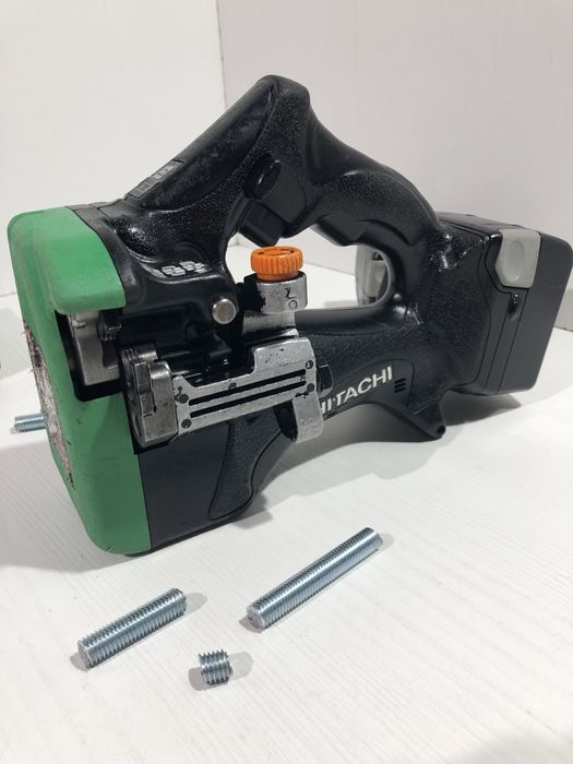 Mașină pentru debitat bară filetată Hitachi