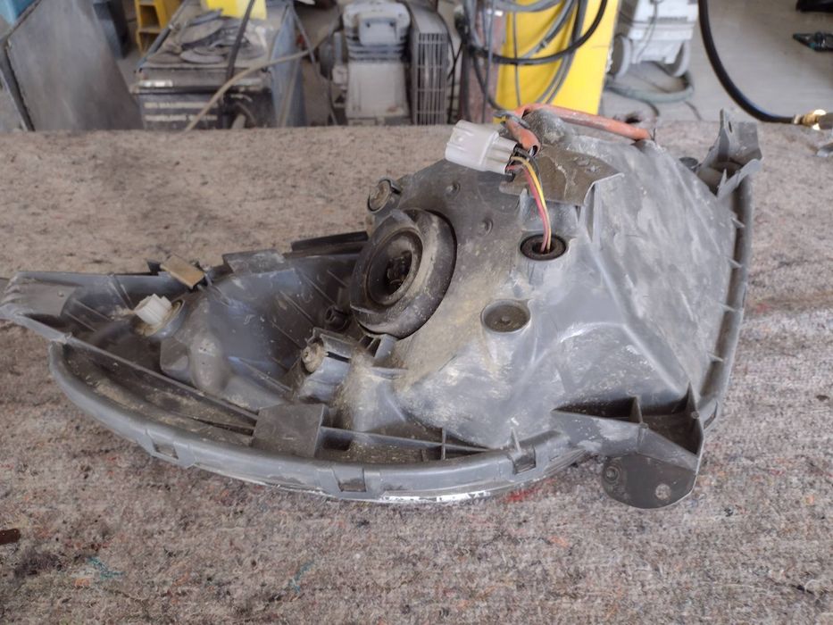 Toyota Yaris Verso ляв фар 2006-09