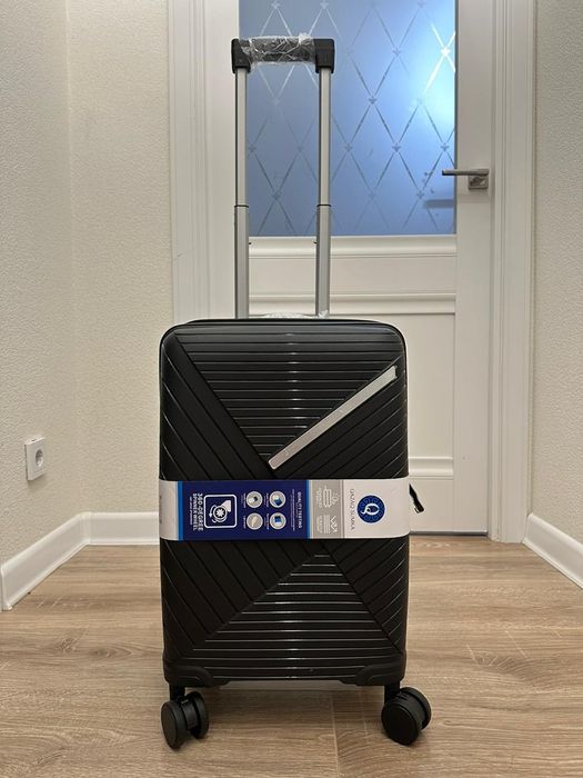 Продам новый чемодан