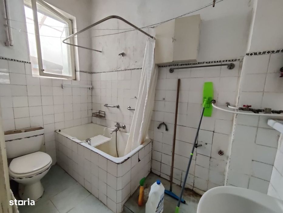 Casă rezidențială din cărămidă cu garaj, pivniță si curte privată