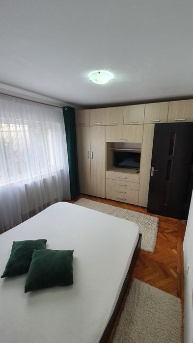 Apartament 3 camere, et.1/4, Str.Traian Vuia, intre P-ta Crang si Spiru Haret.