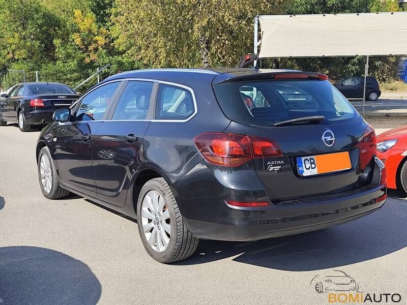 Отличен - Opel Astra Sports Tourer 1.7 Ръчна