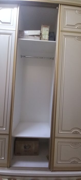 Белыи шкаф в хорошем качестве