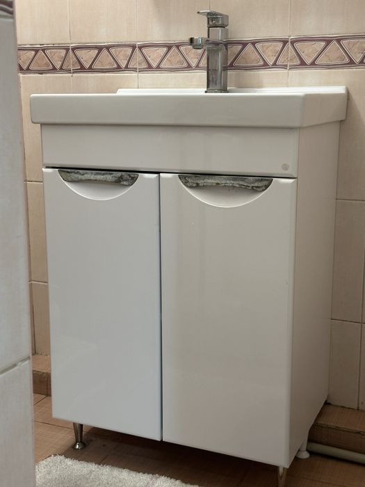 Продам зеркало и тумбу в туалет