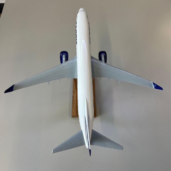Macheta : Tarom Boeing 737-800 YR-BGK Mihai Viteazul - model 1:100-