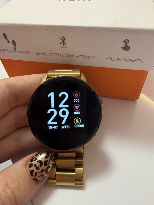 Златист смарт часовник Avon – почти нов, с кутия и зарядно