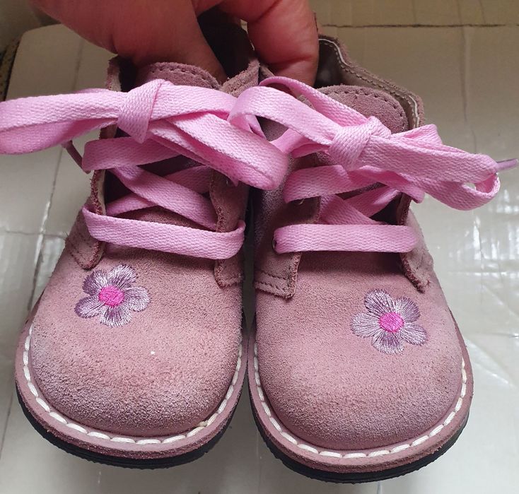 Ghete noi C&A Baby Club, nr. 21, piele întoarsă cu broderie