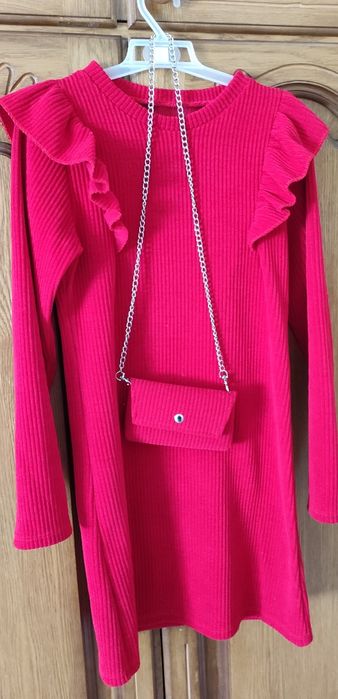 Vând 2 rochițe pentru fetițe