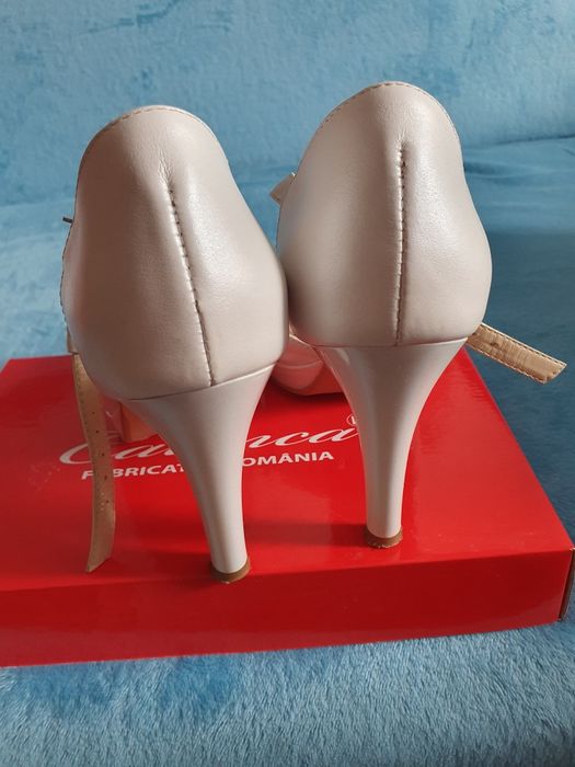 Vând pantofi de mireasa