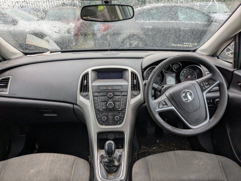 Dezmembrari / Dezmembrez Vauxhall Astra J 1.4 Benz A14XER cutie viteze manuala cod culoare GAZ