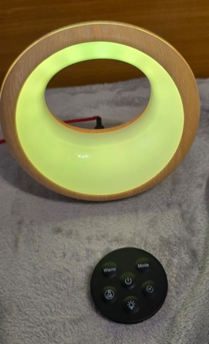 Vând lampa de noptiera cu telecomanda