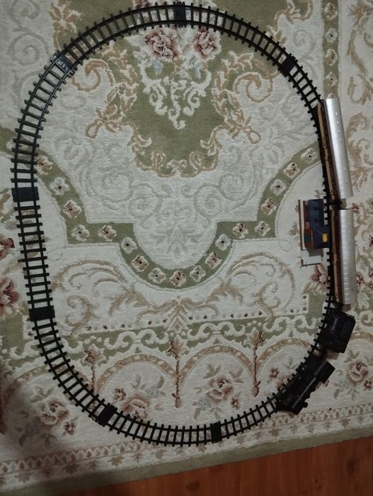 Игрушечный поезд на рельсах