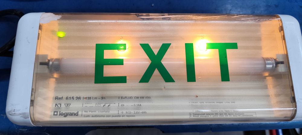 semn luminos EXIT de la legrand alimentare la 220v cu acumulator