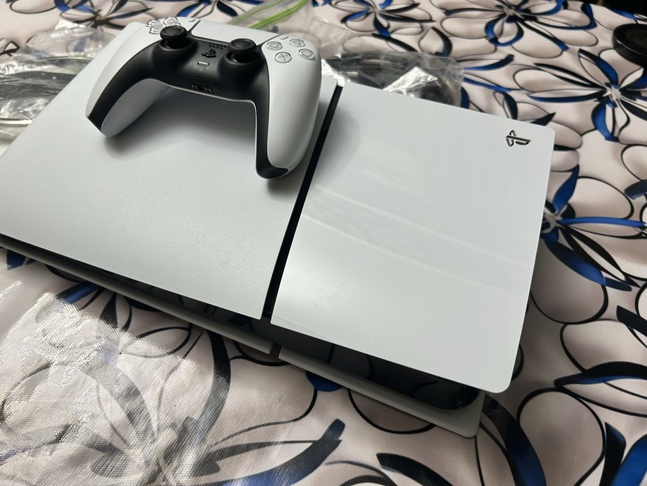 PS5 Slim yangi holatda