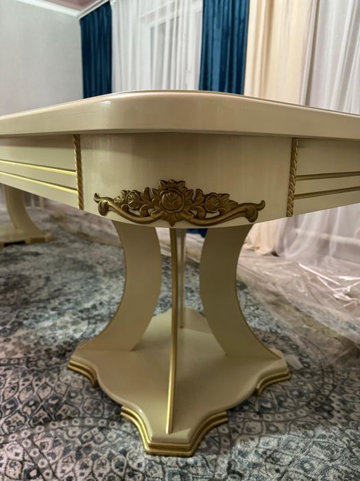 Гостинный стол..