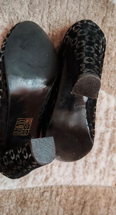 Vând pantofi cu toc