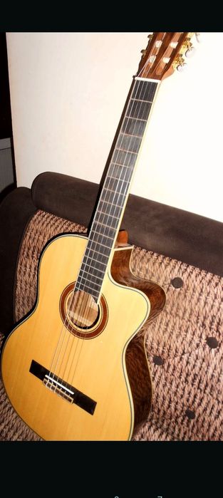 klassic gitara sotiladi