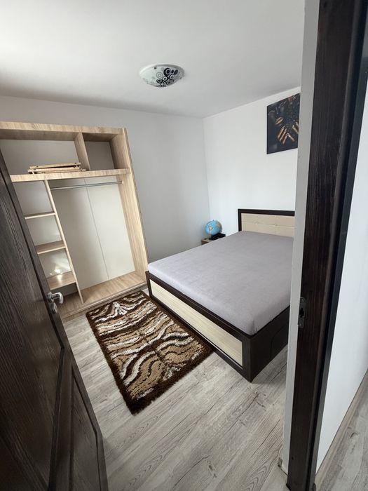 Inchiriez casa la curte