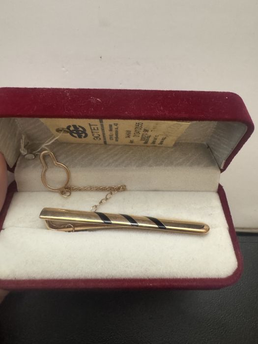 Золотой зажим для галстука с ониксом