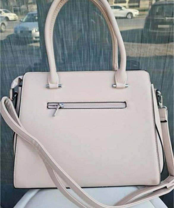 Елегантна дамска чанта с флорален релеф