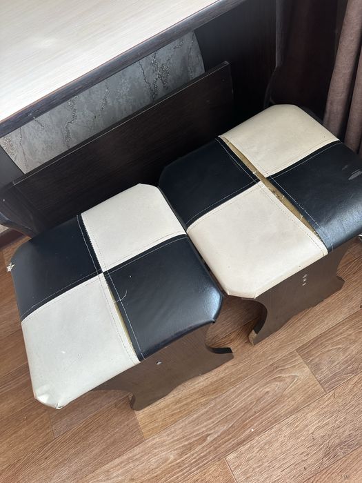 Продам кухонный стол и стулья