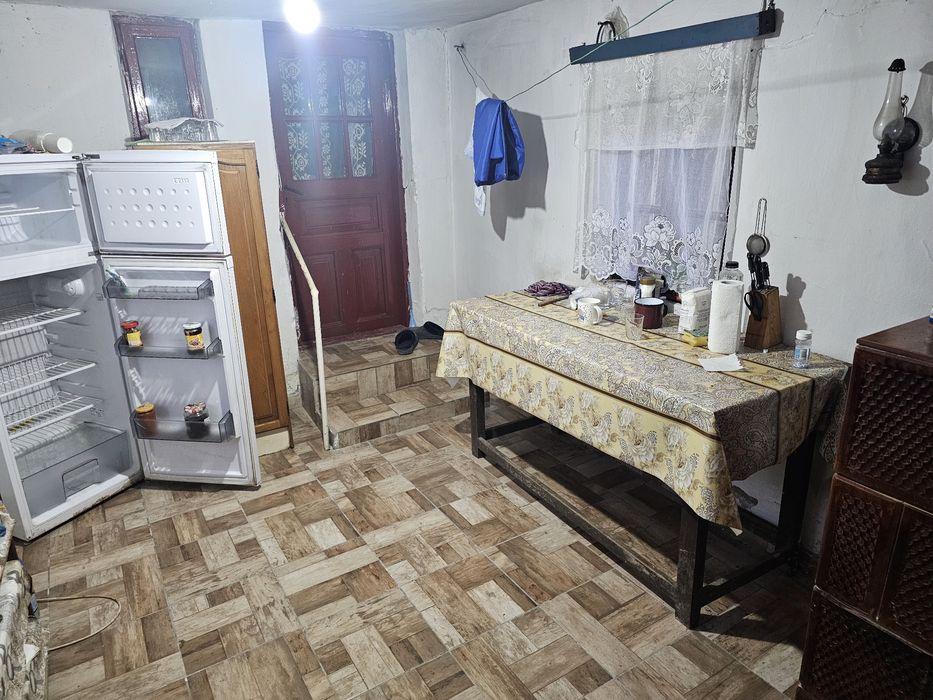 Vând casa și teren în Căpreni